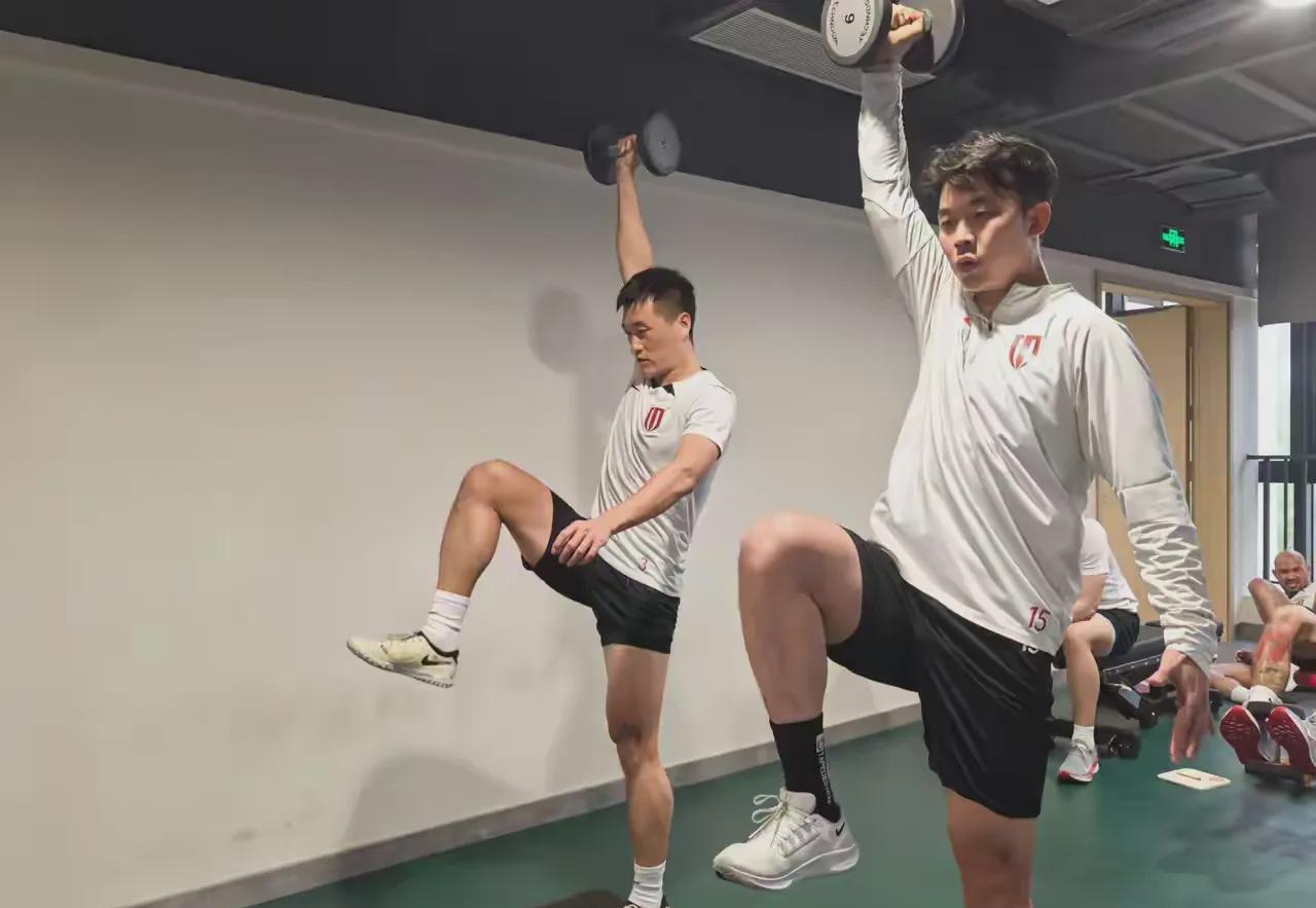 汉堡队长领衔攻防,带领球队逐渐走出低谷 汉堡队长领衔攻防,带领球队逐渐走出低谷