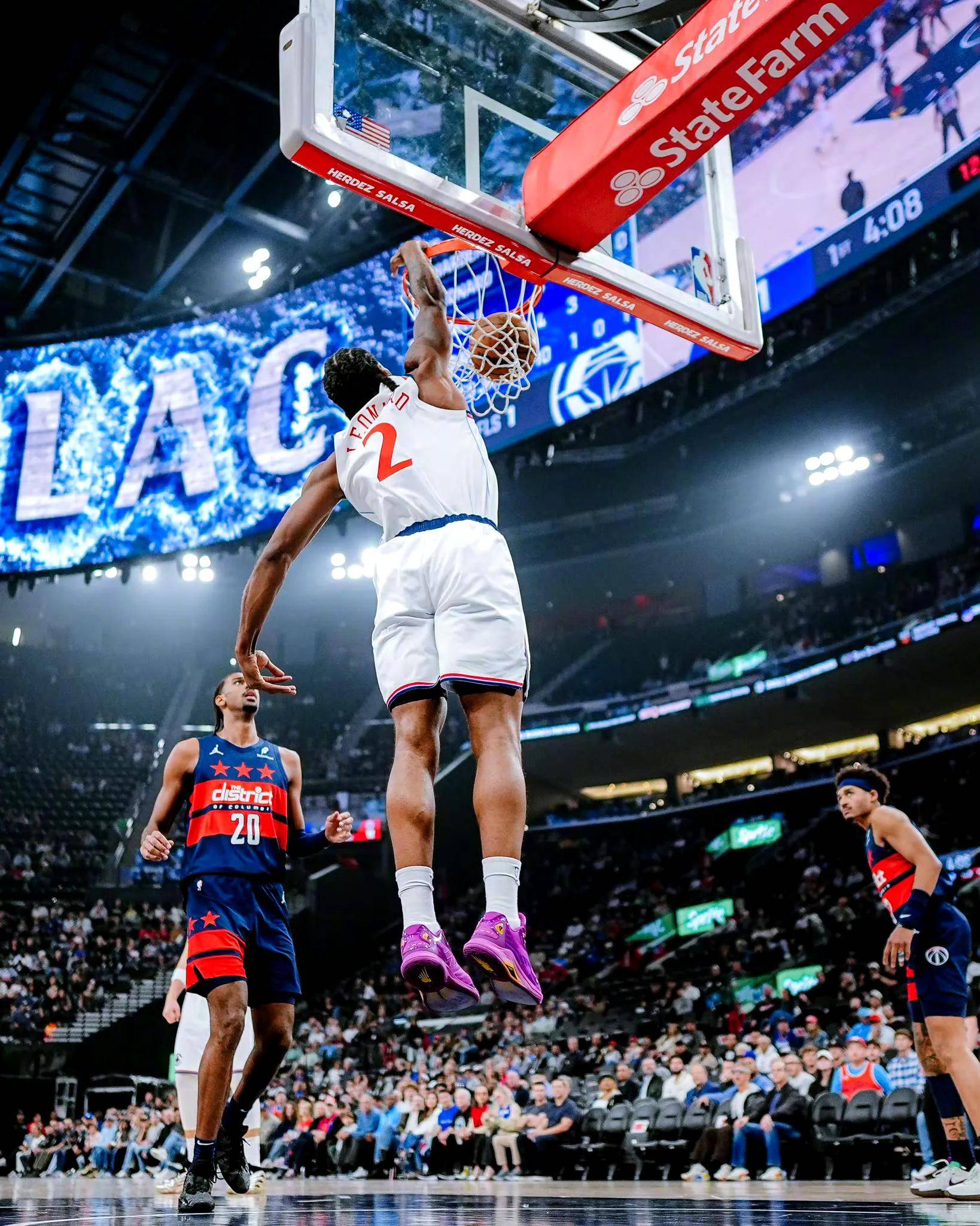 快船轻取小牛，晋级西部半决赛的简单介绍