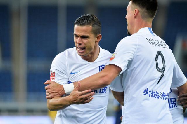 天津泰达队员合力进攻取得胜利晋级