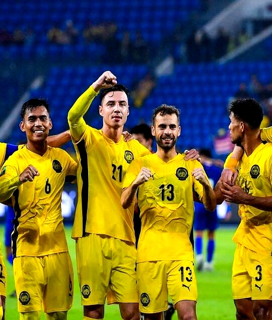 第一支队伍在比赛中展现出色表现