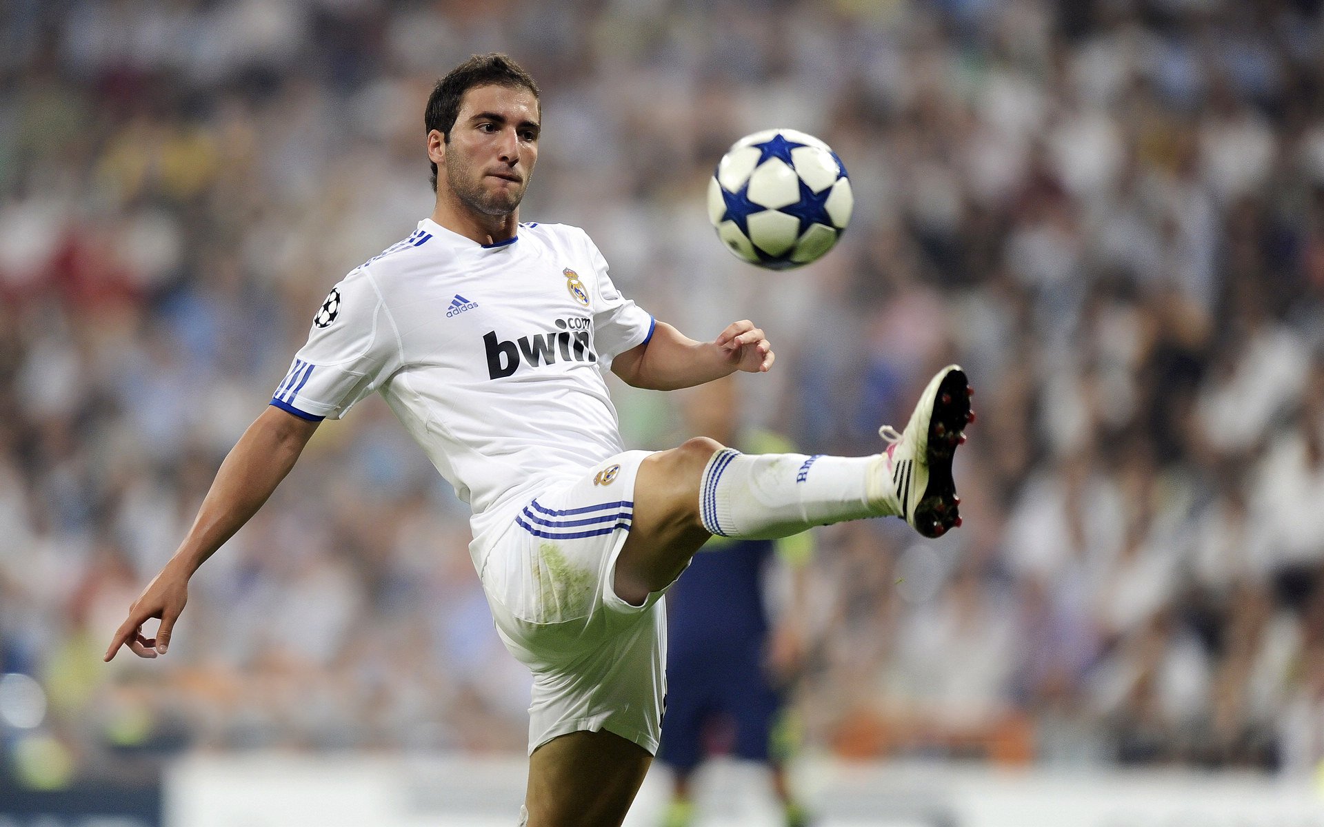 火力交织的绿茵传奇，尼日利亚压制米兰与赖斯英超争冠的接管艺术