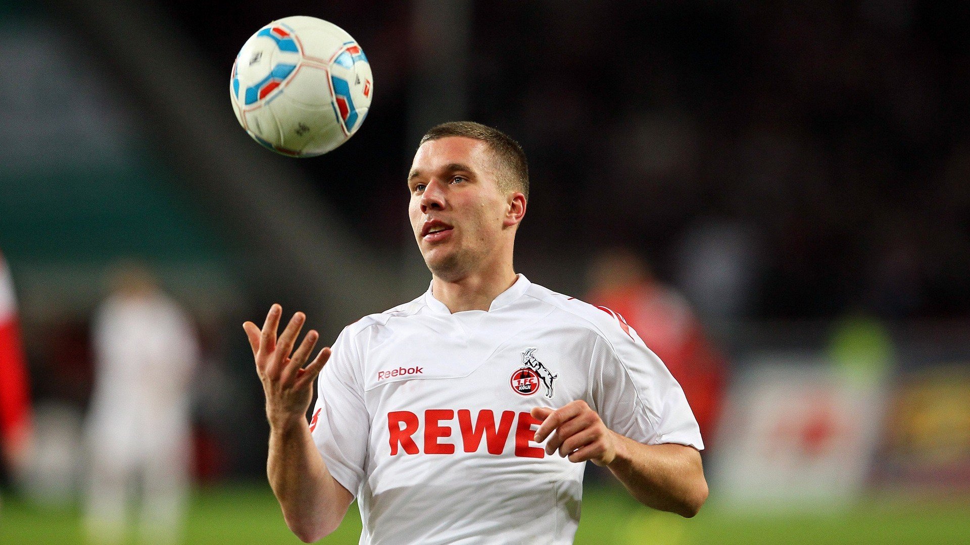 破晓,当红牛首次跨越马赛,莱万用双响写下新的第一章